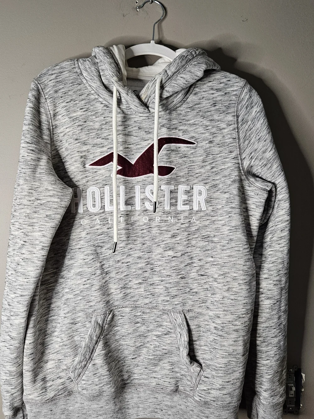 Hollister White Tag with Burg. Logo Ptp 20